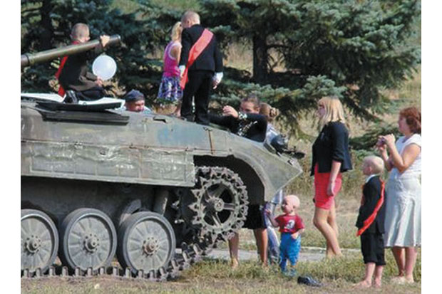 Antar Anak Berangkat ke Sekolah dengan Tank
