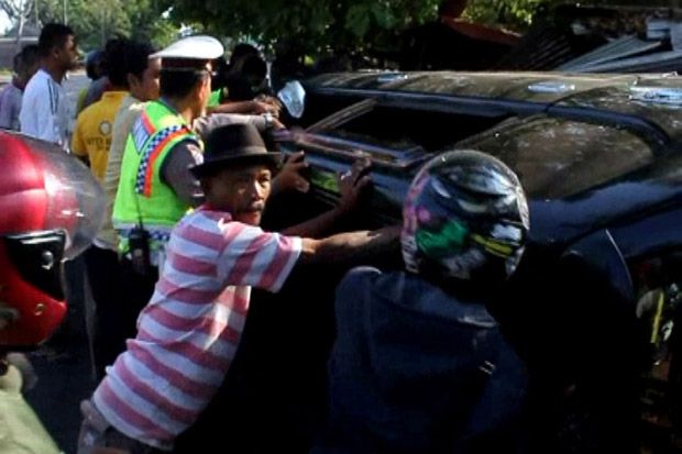 Mobil Pengantar Calon Haji Tabrak Kios Buah, Empat Terluka