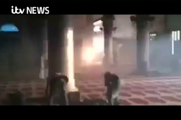 Polisi Israel dan Warga Palestina Bentrok di Masjid Al-Aqsa