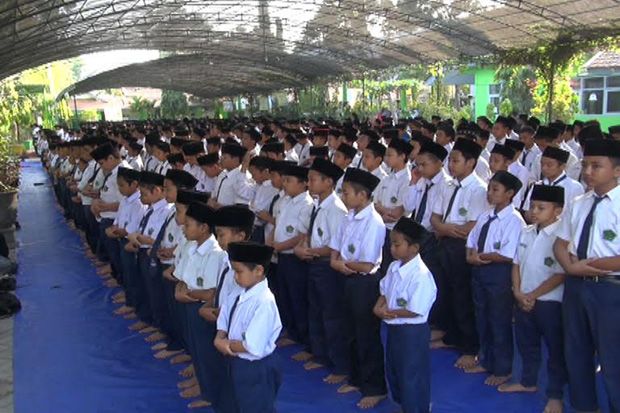 Ribuan Siswa di Jombang Salat Gaib untuk Korban Crane Masjidilharam