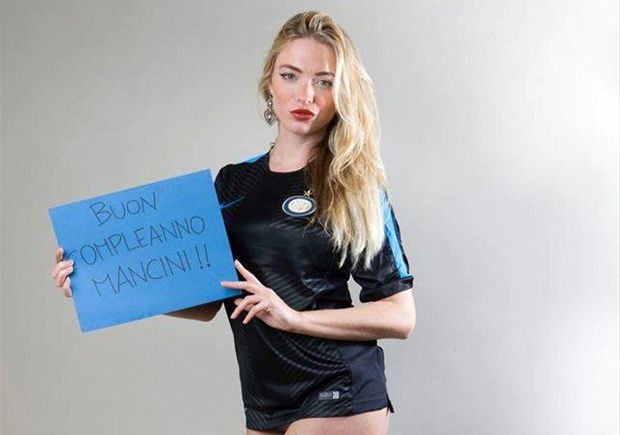 Model Cantik Ini Bakar Semangat Inter Menangi Derby Milan