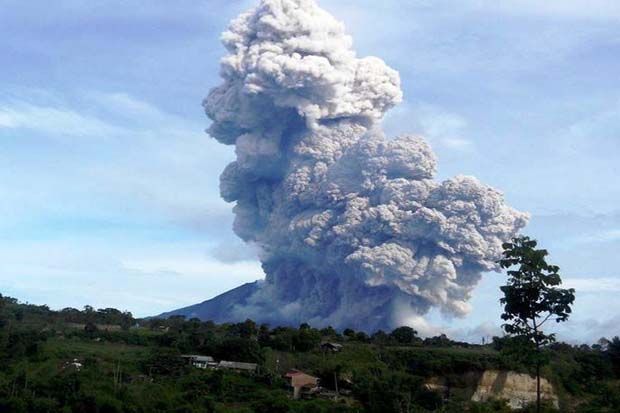 Gunung Sinabung Kembali Meletus, Karo Diselimuti Debu