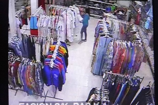 Aksi Pencuri Baju di Swalayan Terekam CCTV