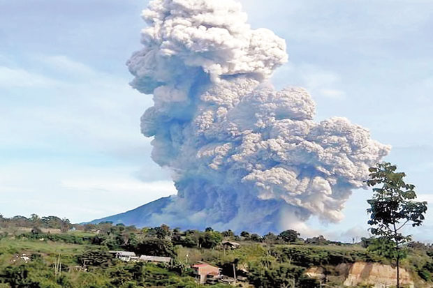 Gunung Sinabung Luncurkan Awan Panas hingga 4.000 Meter