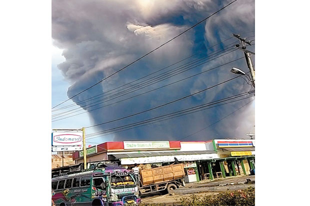 Sinabung Luncurkan Abu Vulkanik 4 Km