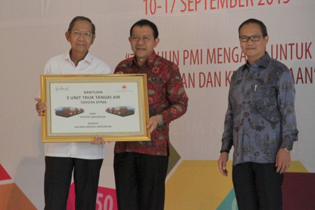 Toyota Indonesia Serahkan 3 Unit Truk Tangki Air pada PMI