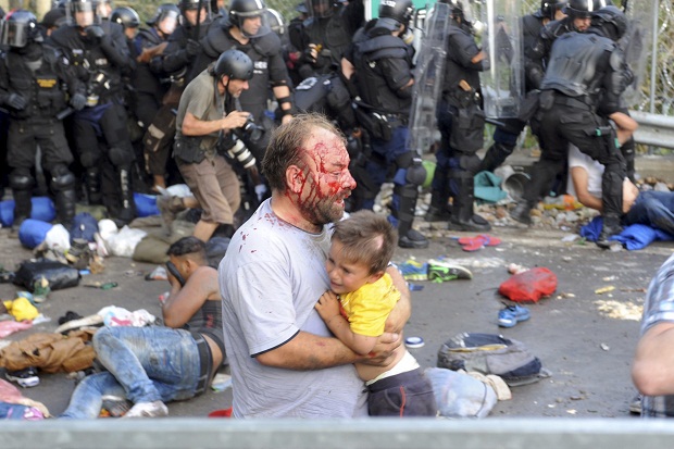 Polisi Hungaria Bentrok dengan Imigran