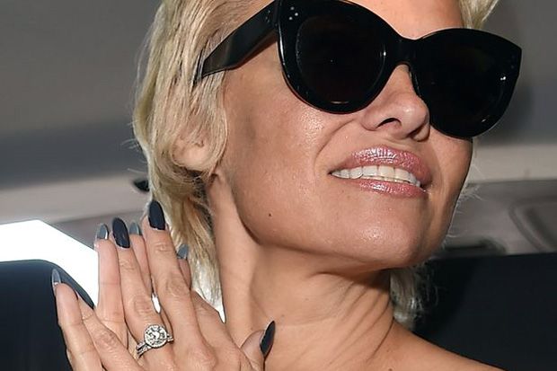 Pamela Anderson Mau Lelang Cincin Berlian 3,24 Karat