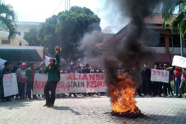 Mahasiswa STAIN Kediri Tuntut Pimpinan Kampus Mundur