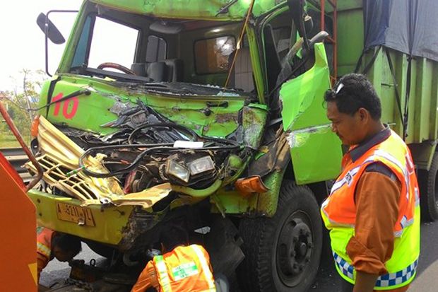 Kecelakaan di Tol Tangerang-Merak, Sopir Truk Terjepit