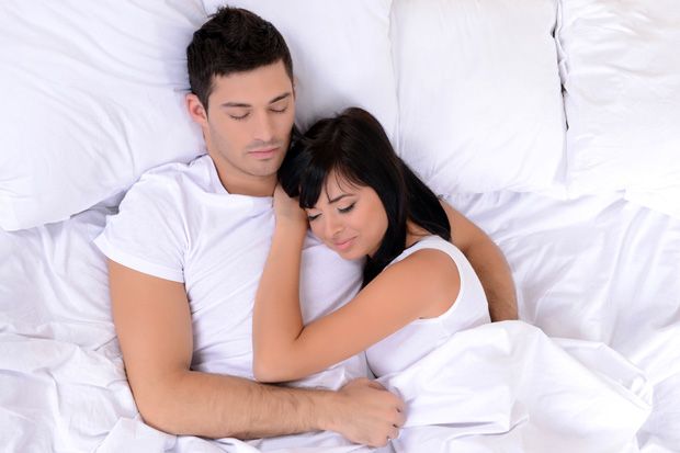 8 Posisi Tidur Ini, Mengartikan Hubungan Yang Sedang Anda Jalani