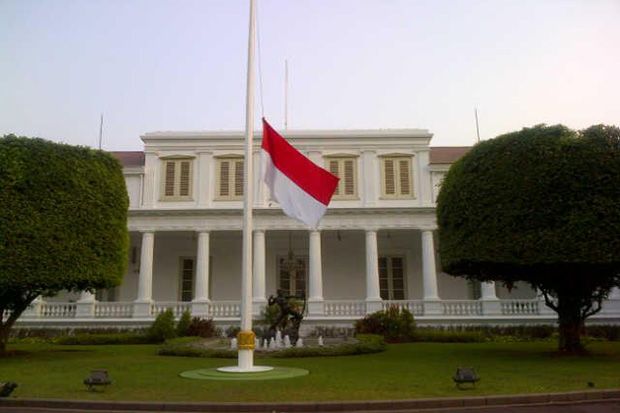 G30SPKI, Istana Kibarkan Bendera Setengah Tiang