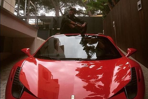 Neymar da Silva Foto Selfie dengan Ferrari Barunya
