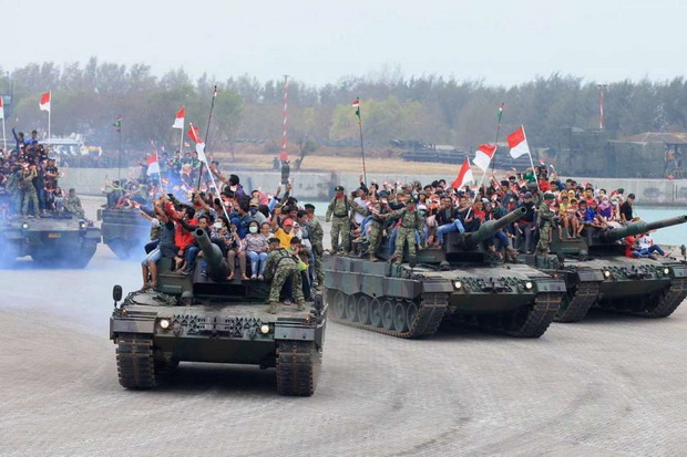 Warga Cilegon Diajak Parade Defile Naik Tank Leopard