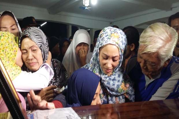 Jenazah Tiba di Masjid, Tangisan Keluarga Kopilot Aviastar Pecah