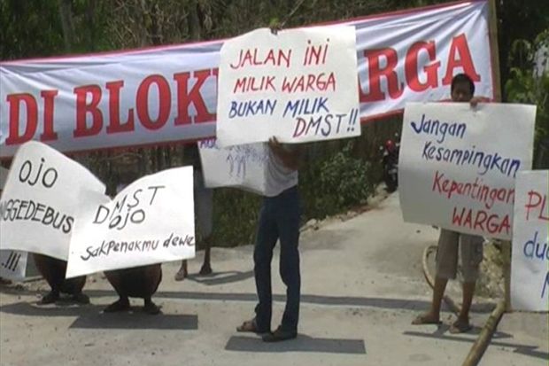 Warga Blokade Jalan Menuju Pabrik Tekstil di Sragen