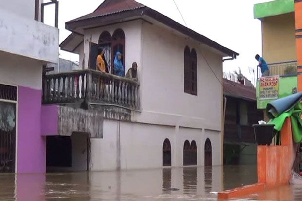 Banjir Medan Meninggi, Warga Dievakuasi Perahu Karet
