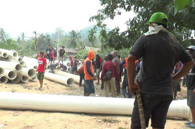 Massa Bersenjata Parang Mengamuk, Pipa Air Bersih Dirusak