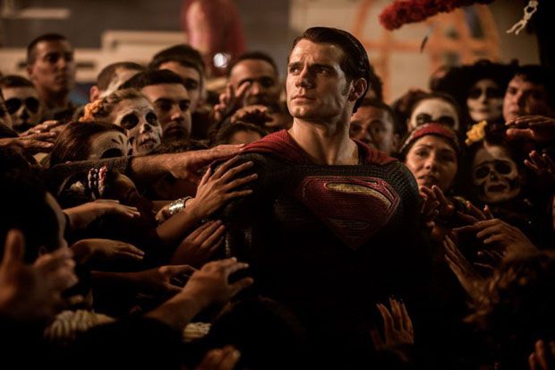 Henry Cavill Ungkap Adegan Prolog Batman v Superman