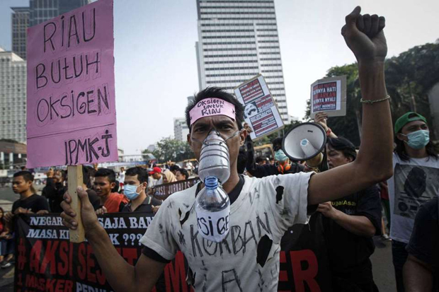 Jokowi Terus Dikritik Lamban Tangani Asap