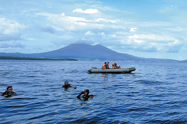 Anggota SAR Palembang Berlatih Menyelam di Selat Bangka