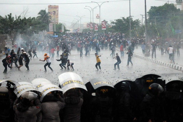 Bakar Foto Jokowi, Mahasiswa Bentrok dengan Polisi