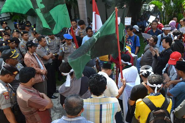 Demo HMI di Makassar Ricuh, Rusak Mobil Pengguna Jalan