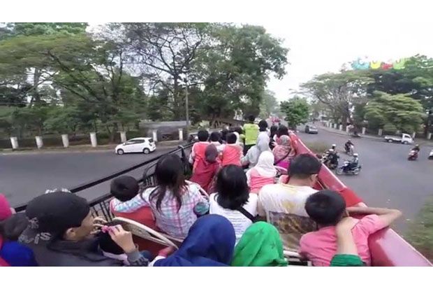 Mahasiswa Bandung Jatuh dari Atas Bus Tingkat Bandros
