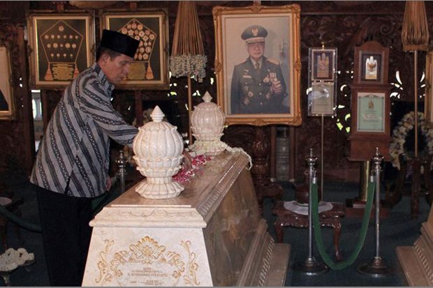Jelang Pilkada, Calon Kepala Daerah Ziarahi Makam Soeharto