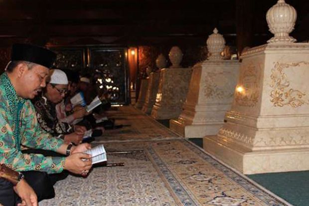 Ritual Calon Kepala Daerah di Makam Soeharto