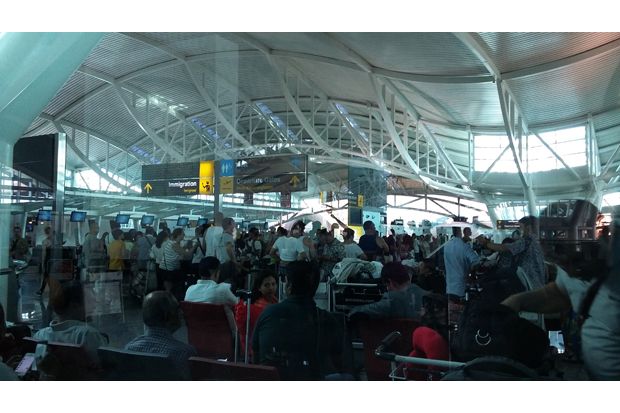 Loket Pelaporan Penumpang di Bandara Ngurah Rai Membludak