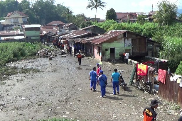 Korban Banjir Bukittinggi Kembali ke Rumah