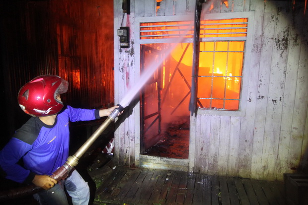Buang Putung Rokok, 2 Rumah di Makassar Ludes Terbakar