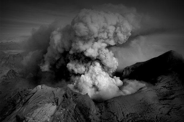 Gunung Bromo Semburkan Abu Vulkanik ke Barat Daya