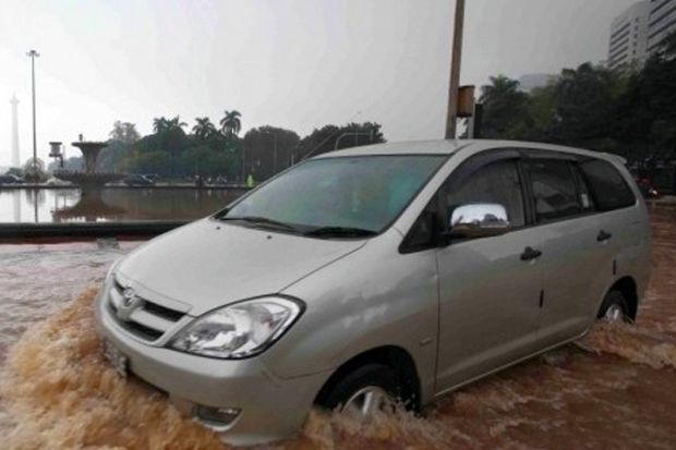 Mobil Terabas Banjir, Ini Caranya