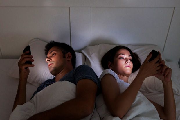 Pakai Ponsel Sebelum Tidur Bisa Memangkas 1 Jam Tidur Anda Lho!