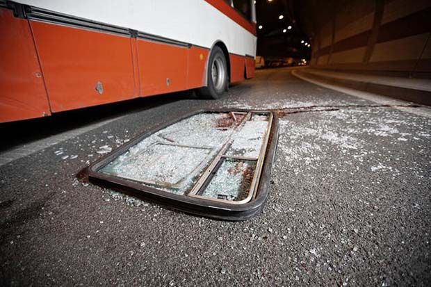 Minibus ANS Terbalik di Tanjakan Mega Mendung, Penumpang Terluka