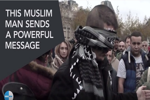 Aksi Pria Muslim Ini Buat Warga Paris Terharu