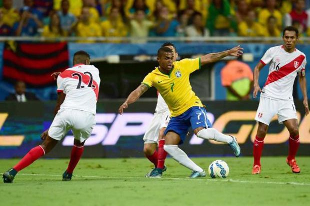 Douglas Costa On Fire, Brazil Hantam Peru 3-0