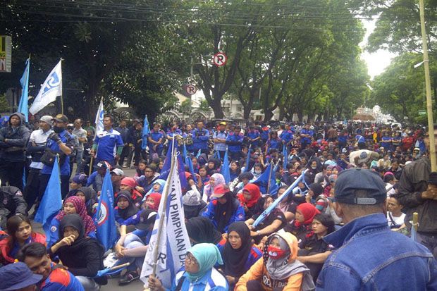 Tuntut UMK, Ribuan Buruh Kepung Rumah Dinas Gubernur