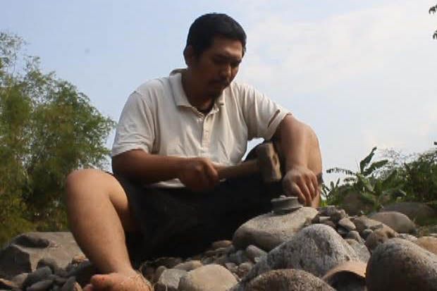 Guru Honorer Nyambi Kerja Jadi Tukang Pemecah Batu