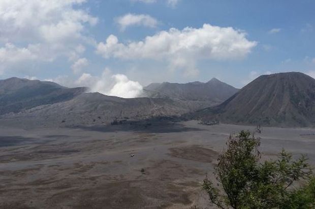 Gunung Bromo Semburkan Abu Vulkanik