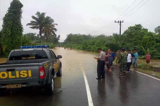 Banjir Sedalam Satu Meter Lumpuhkan Jalan Sumbar-Riau