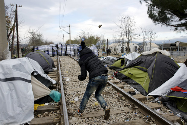 Imigran Bentrok dengan Polisi di Perbatasan Macedonia