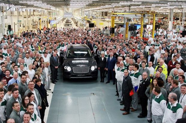 SUV Bentley Bentayga Produksi Pertama Telah Keluar