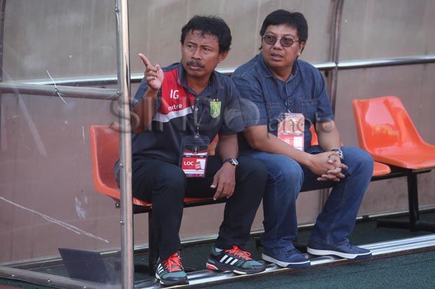 Ditanya Lawan Arema, Pelatih Surabaya United Tersenyum Kecut