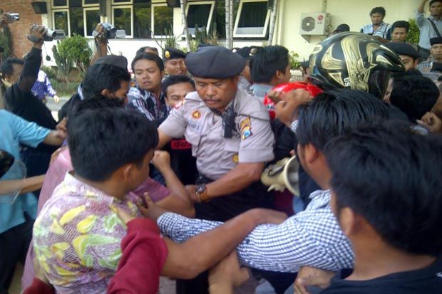 Demo di Kantor Bupati, Mahasiswa Bentrok dengan Polisi