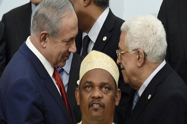 Pertama Dalam 5 Tahun, Abbas dan Netanyahu Berjabat Tangan