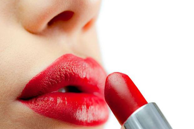 Tips Menggunakan Lipstik untuk Si Gigi Kuning