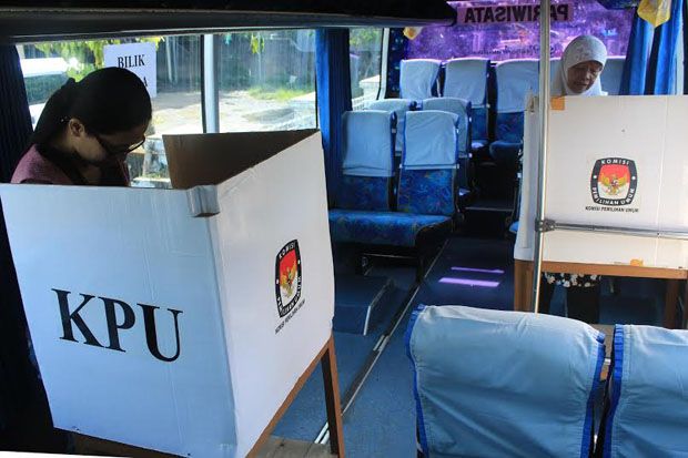 Pilkada Serentak, Warga Solo Nyoblos di Dalam Bus